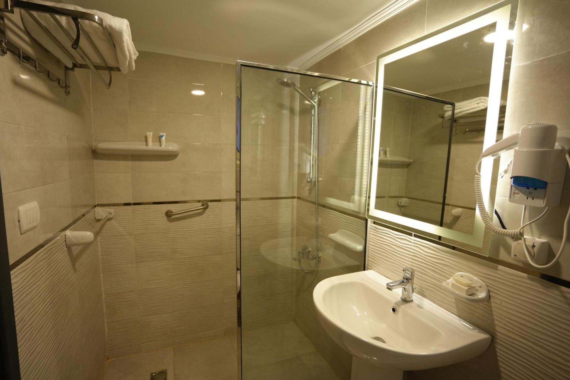 Mar Charbel Hotel Le Caire Extérieur photo